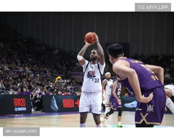 山东高速琼斯19分12篮板，内线优势压制广东哈斯